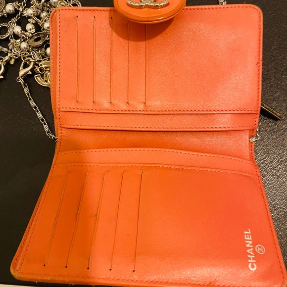 Chanel patent quilted diamond  crossbody. - Picture 7 of 16